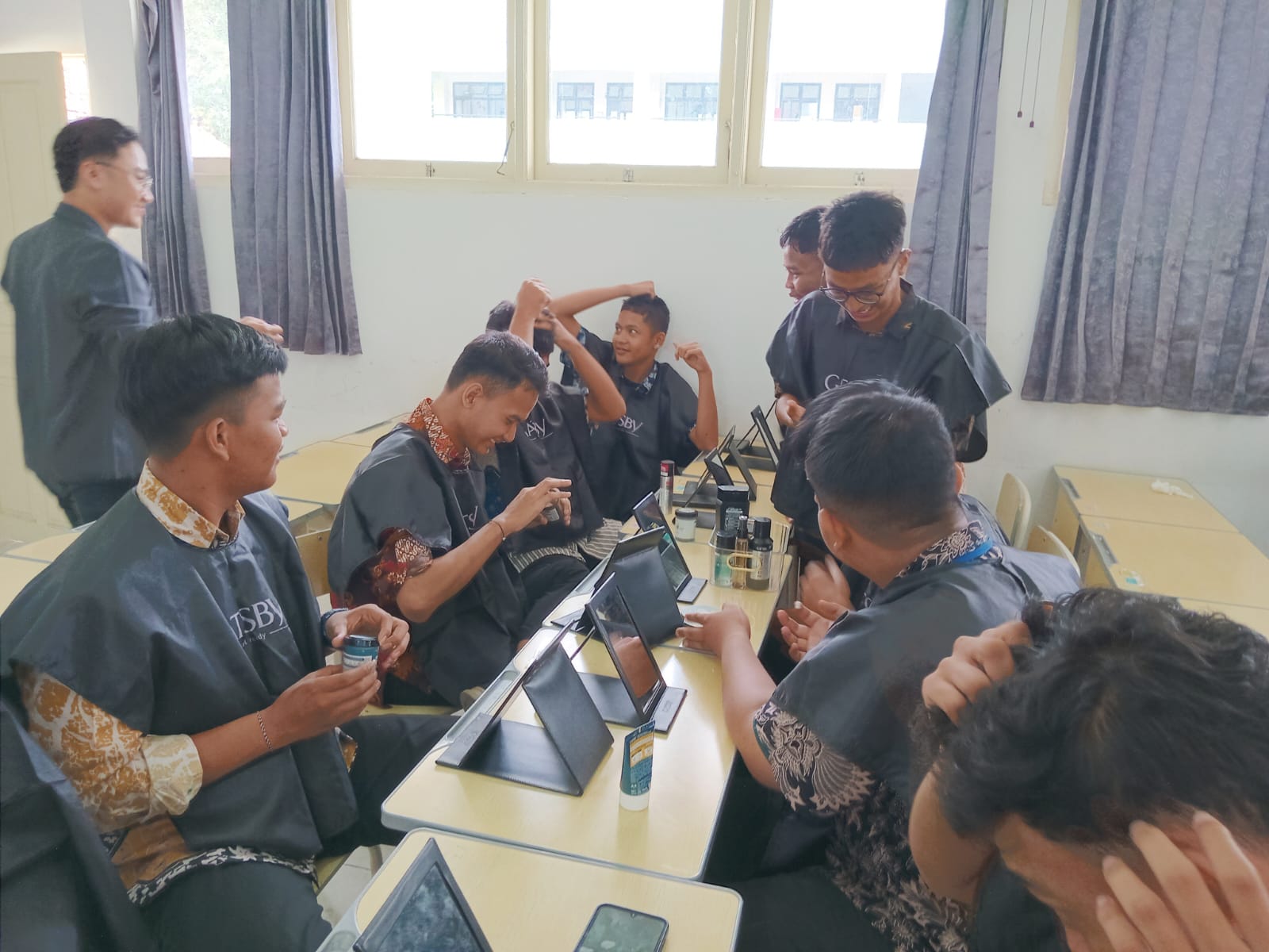 Beauty Class Bersama Gatsby: Edukasi Grooming untuk Siswa SMK Remaja Pluit